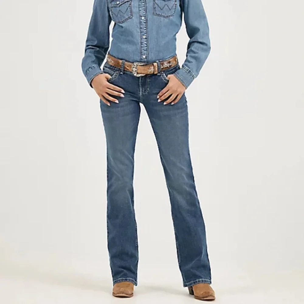Wrangler women's blue denim‎ boot cut jeans size 5 EUC
